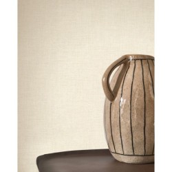 Papel pintado beige pergamino, con textura de lino jaspeado, modelo Caractere de Casadeco