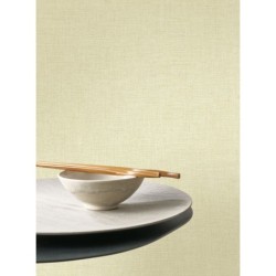 Papel pintado verde almendra, con textura de lino jaspeado, modelo Caractere de Casadeco