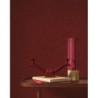 Papel pintado rojo amarena, con textura de lino jaspeado, modelo Caractere de Casadeco