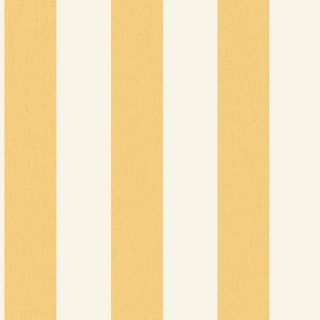 Papel pintado de rayas verticales Linen Lines en una pared de cocina.