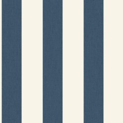 Papel pintado de rayas verticales Linen Lines en una pared de cocina.