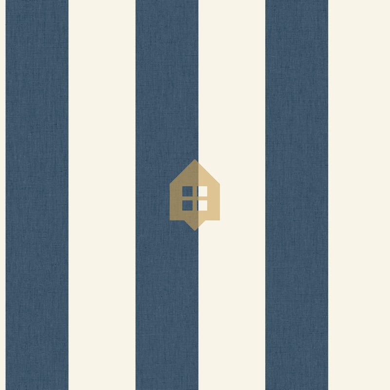 Papel pintado de rayas verticales Linen Lines en una pared de cocina.