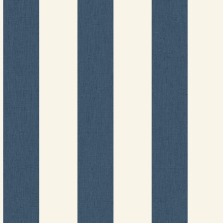 Papel pintado de rayas verticales Linen Lines en una pared de cocina.