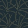 Papel pintado Filara de Caselio Blue Shades con diseño de grandes hojas, detalles metalizados y textura efecto fibra.