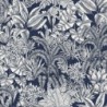 Papel pintado Palmaris de Caselio Blue Shades con motivo de hojas tropicales de líneas finas y delicadas sobre fondo liso.