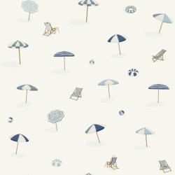 Papel pintado Solara de Caselio Blue Shades con patrón figurativo de bañistas, sombrillas y tumbonas de playa en estilo gráfico.