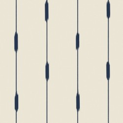 Papel pintado Ikara de Caselio Blue Shades con estampado de rayas verticales estilo ikat y textura de efecto textil sutil.