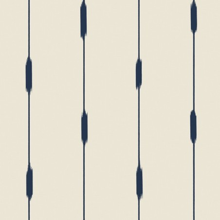 Papel pintado Ikara de Caselio Blue Shades con estampado de rayas verticales estilo ikat y textura de efecto textil sutil.