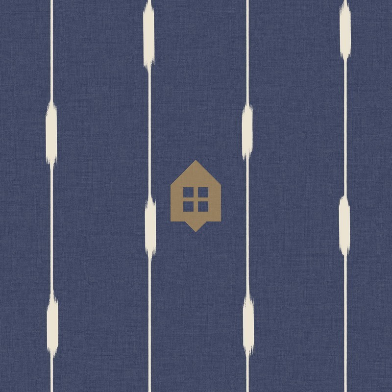 Papel pintado Ikara de Caselio Blue Shades con estampado de rayas verticales estilo ikat y textura de efecto textil sutil.