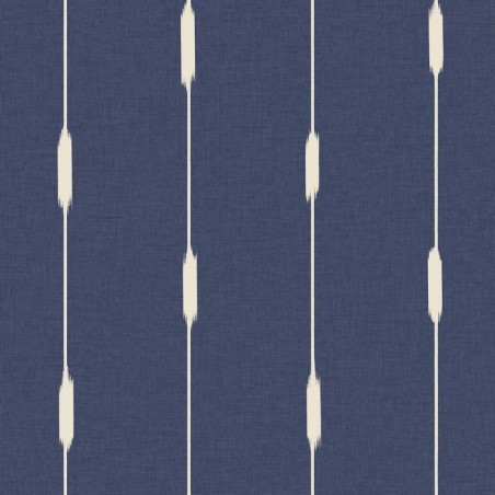 Papel pintado Ikara de Caselio Blue Shades con estampado de rayas verticales estilo ikat y textura de efecto textil sutil.