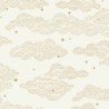 Papel pintado infantil Little Clouds de Caselio Happy Kids Club con patrón de nubes pequeñas formadas por trazos punteados.