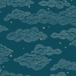 Papel pintado infantil Little Clouds de Caselio Happy Kids Club con patrón de nubes pequeñas formadas por trazos punteados.