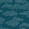 Papel pintado infantil Little Clouds de Caselio Happy Kids Club con patrón de nubes pequeñas formadas por trazos punteados.