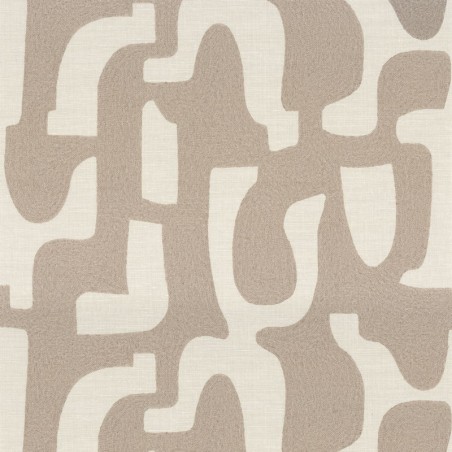 Papel pintado Seran de Casamance con diseño de formas orgánicas bordadas sobre textura de lino natural.