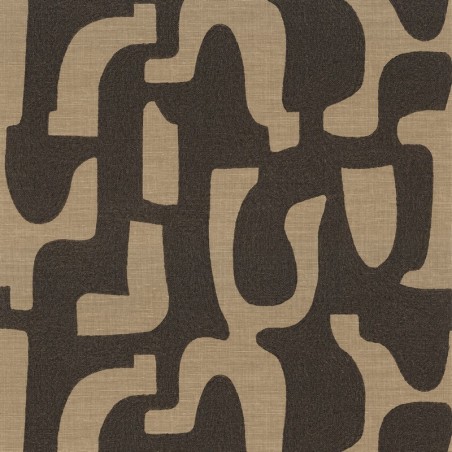 Papel pintado Seran de Casamance con diseño de formas orgánicas bordadas sobre textura de lino natural.