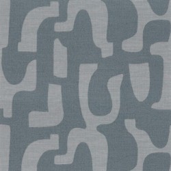 Papel pintado Seran de Casamance con diseño de formas orgánicas bordadas sobre textura de lino natural.