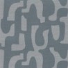 Papel pintado Seran de Casamance con diseño de formas orgánicas bordadas sobre textura de lino natural.