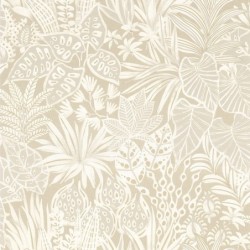 Papel pintado Madhuca de Casamance con diseño de hojas pintadas a mano sobre fondo con textura de paja natural.