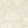 Papel pintado Madhuca de Casamance con diseño de hojas pintadas a mano sobre fondo con textura de paja natural.