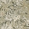 Papel pintado Madhuca de Casamance con diseño de hojas pintadas a mano sobre fondo con textura de paja natural.