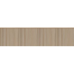 Papel pintado tipo zócalo Wood Base de Caselio con relieve tridimensional que imita paneles y molduras de madera clásicas.